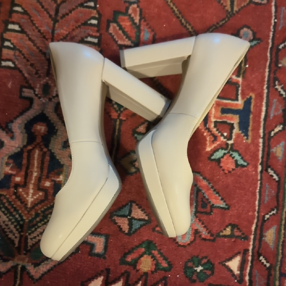 Gorgeous Naturalizer Cream Block Heels 😍